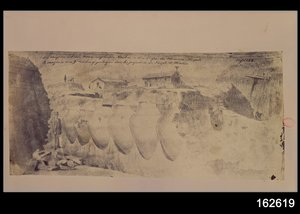 Schets van een winkel met negen gigantische amphorae in de lagere niveaus van de Tempel van Minerva, van de Troje opgravingen